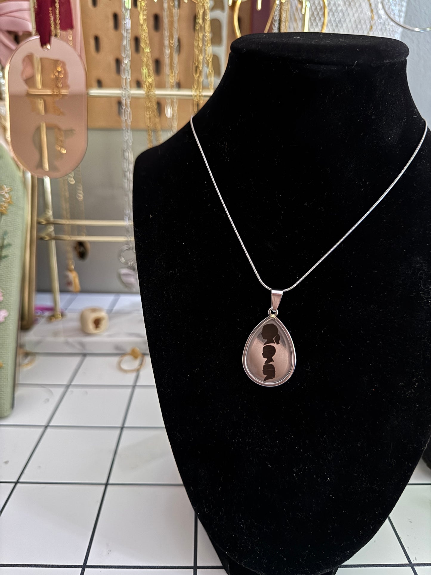 Teardrop silhouette necklace