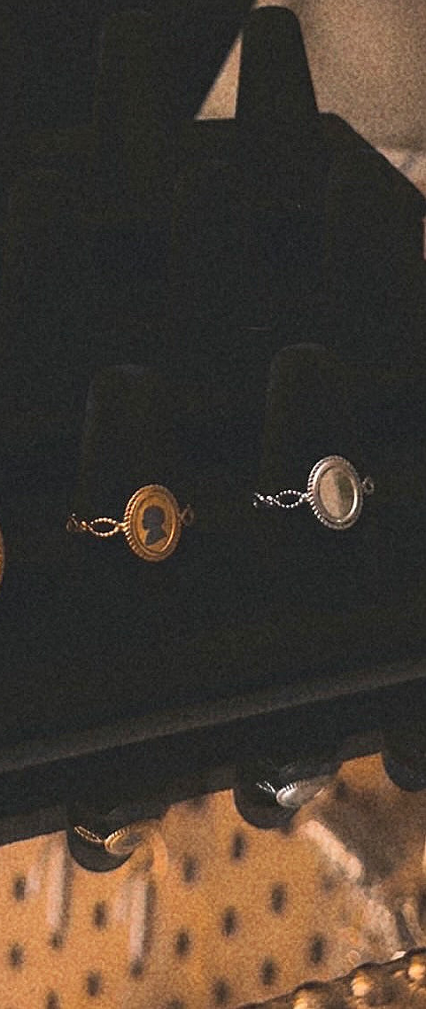 One size single band oval silhouette ring